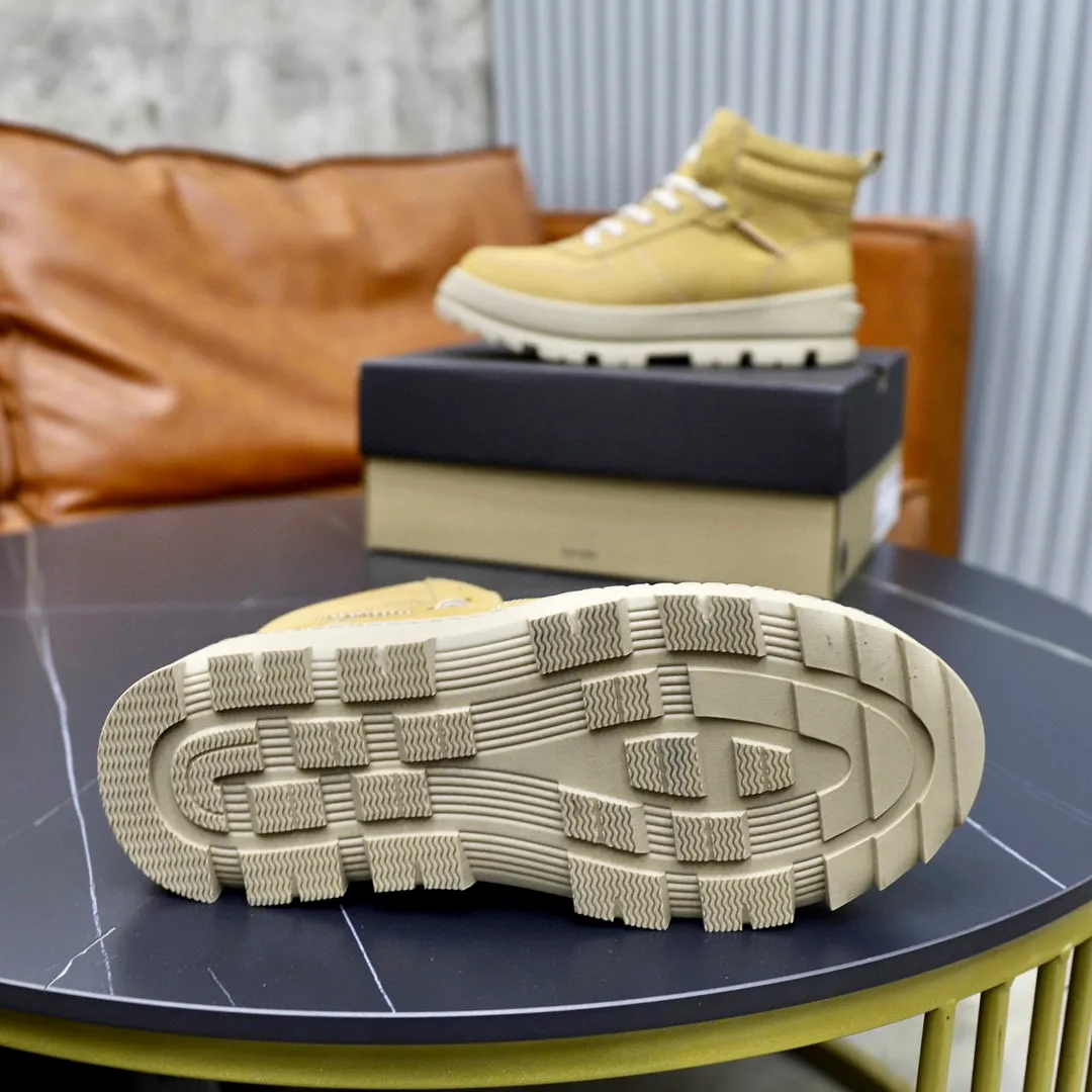 Ex-factory price: 640💰Thick wool imported from Australia Brand: UGG genuine purchasing agent Size: 38-44 Grade: Official website 1:1 Material: First layer of genuine leather waterproof and antifreeze upper Real wool lining Original non-slip soft wear-resistant outsole Style category: Men's casual shoes Trendy style Comfortable on the feet Color: Official website color synchronization